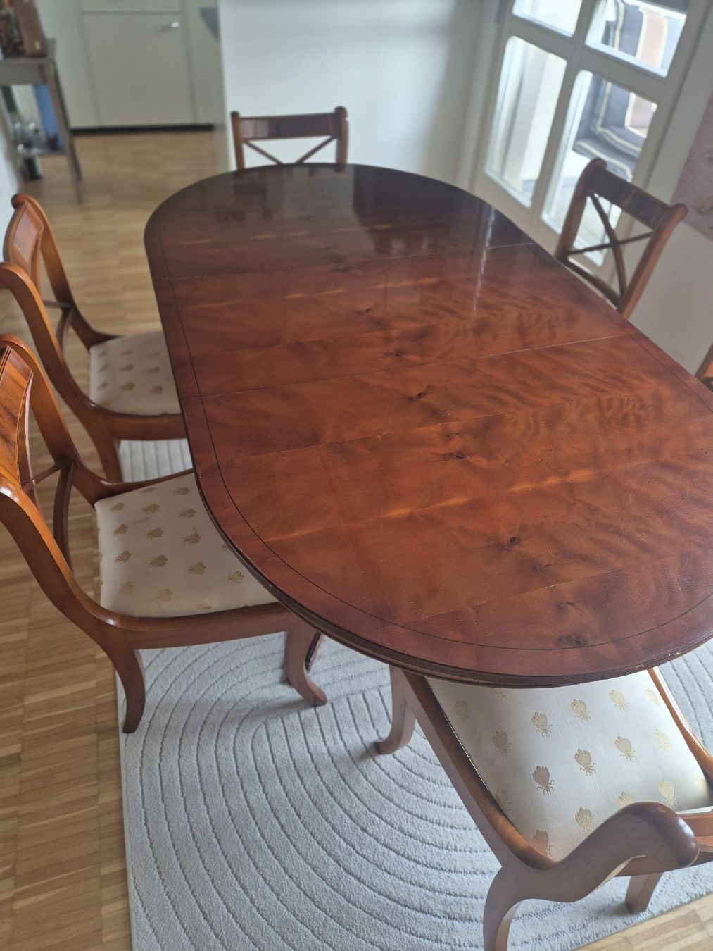 Set di tavolo e panche: Wunderschöner antiker Nussbaum-Esstisch mit 6 Stühlen – Usato da Lachen SZ venduto da Chuchichaestli_85
