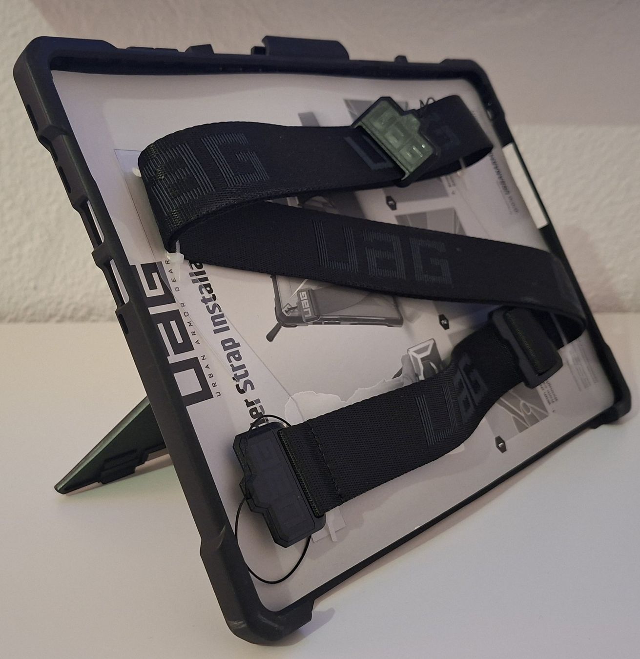 Covers & Borse: UAG Tablet Back Cover Plasma Surface Pro 9 / 10 / 11 – Nuovo (secondo la descrizione) da Emmenbrücke venduto da ChrisPr