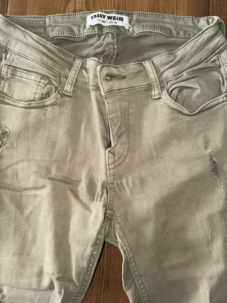 Tally Weijl Pantaloni: Pantalon slim à trous – Usato da Porrentruy venduto da fee_24 1
