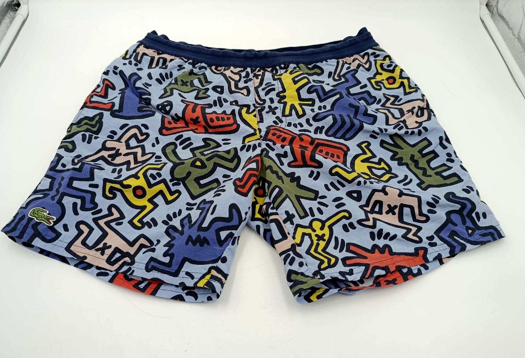 Lacoste Hosen: Lacoste x Keith Haring Badehose, Grösse M – Gebraucht aus Wil SG von Donaldus 1
