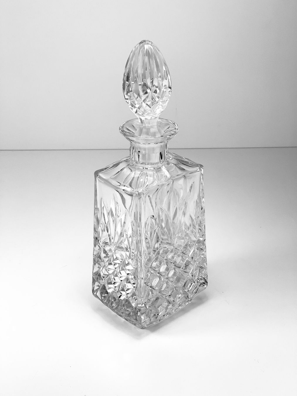 Caraffe: Elegante Kristallkaraffe/Whiskeykaraffe mit Glasstopfen – Usato da Zürich venduto da Arche_Brockenhaus 1