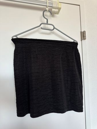 Toller Minirock schwarz mit Textur - S/M - NEU!