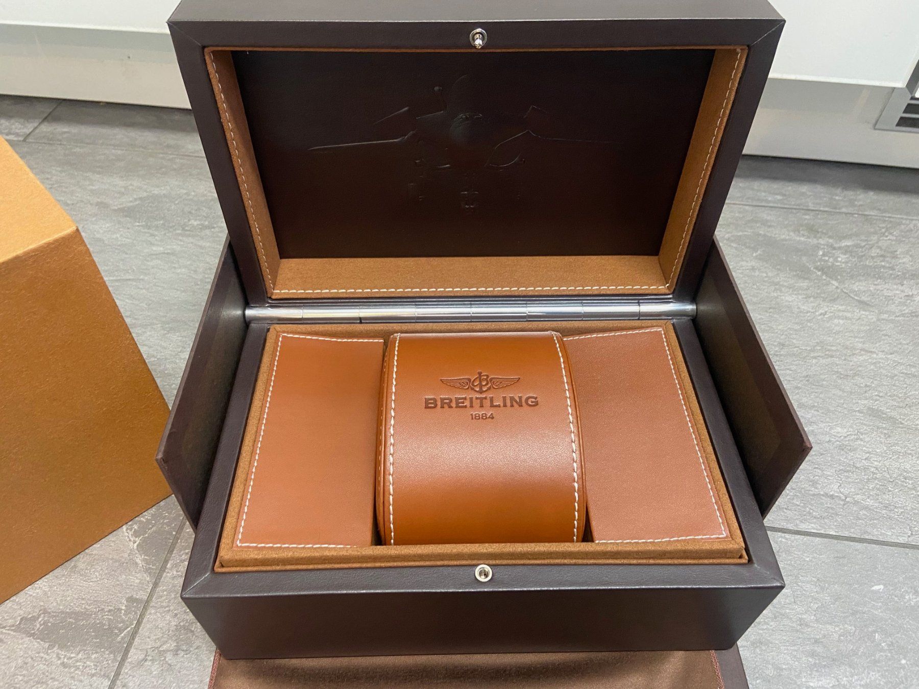 Breitling Scatole porta orologi: Breitling Box, Case XL (Large) sehr selten Navitimer – Nuovo (secondo la descrizione) da Grenchen venduto da chaga1234 2