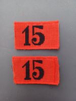 2 Achselnummern 1898, schwarze 15 auf rotem Grund