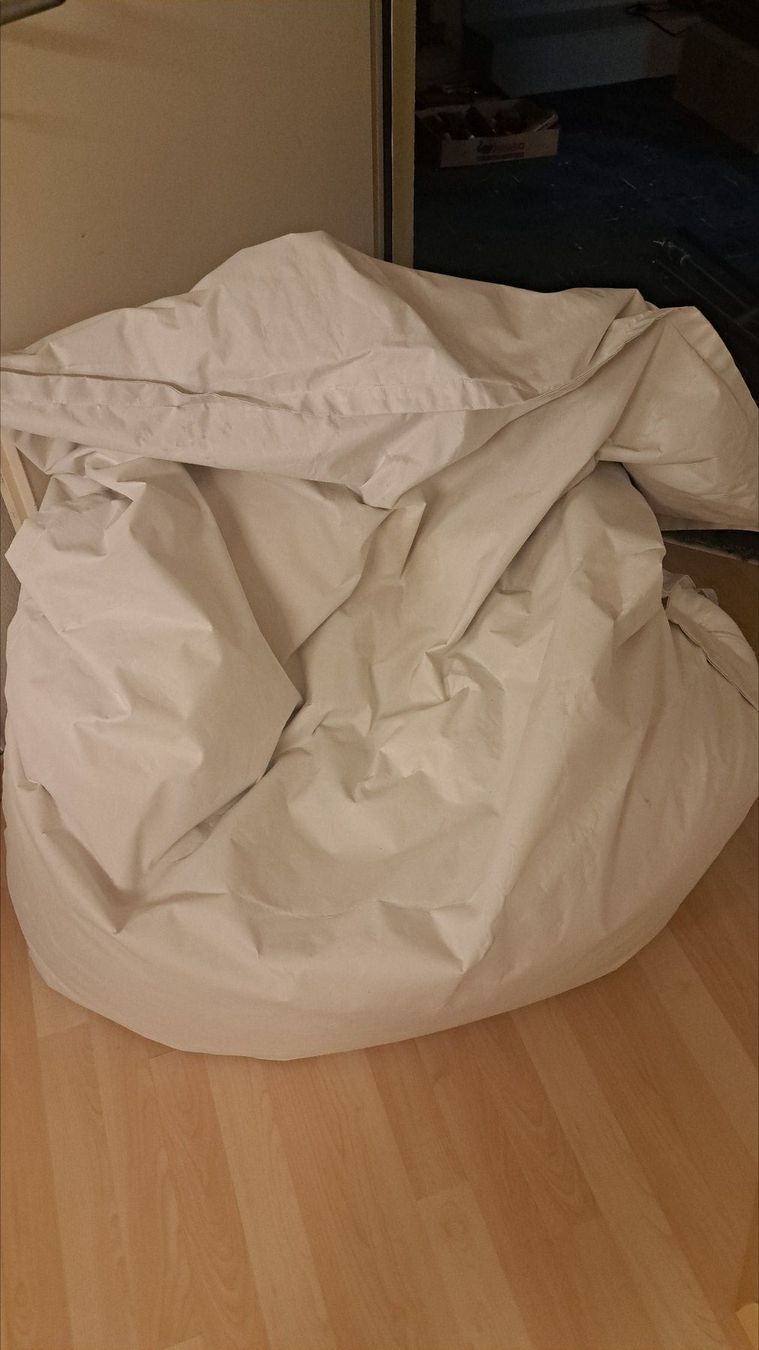 Sessel: Sitzsack weiss, wasserfester Bezug, ca. 1.7 m x 1.3 m – Gebraucht aus Russikon von Oelga 1