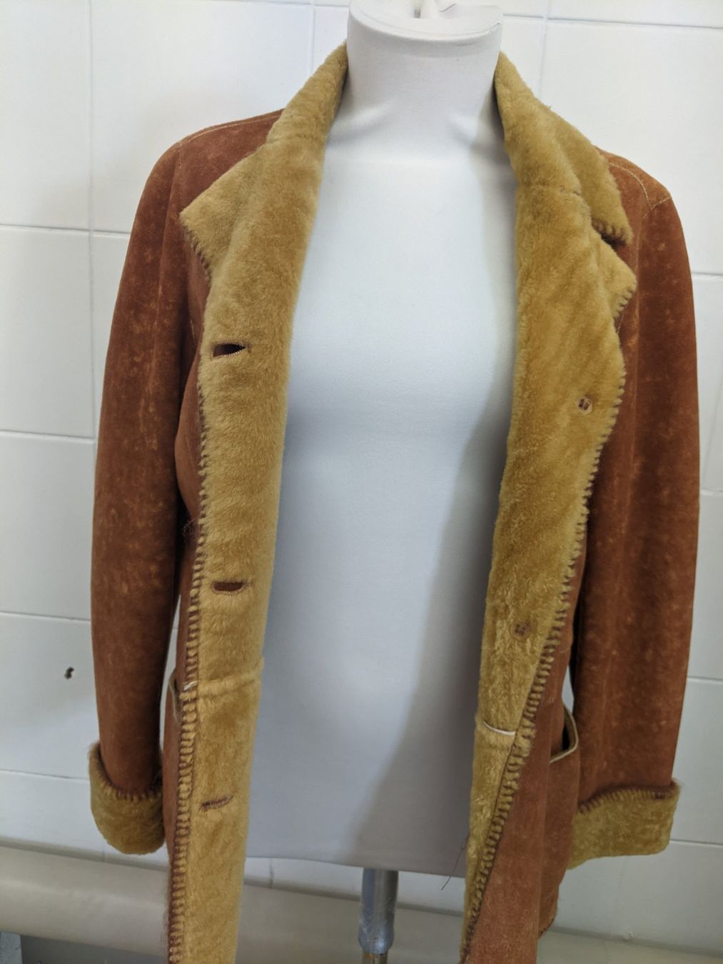 Cappotti: Lammfell  Mantel oder Blazer Gr 42 – Usato da Langnau am Albis venduto da Judithsebi 3
