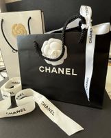 CHANEL - 2 Papiertaschen mit Kamelien und Geschenksband