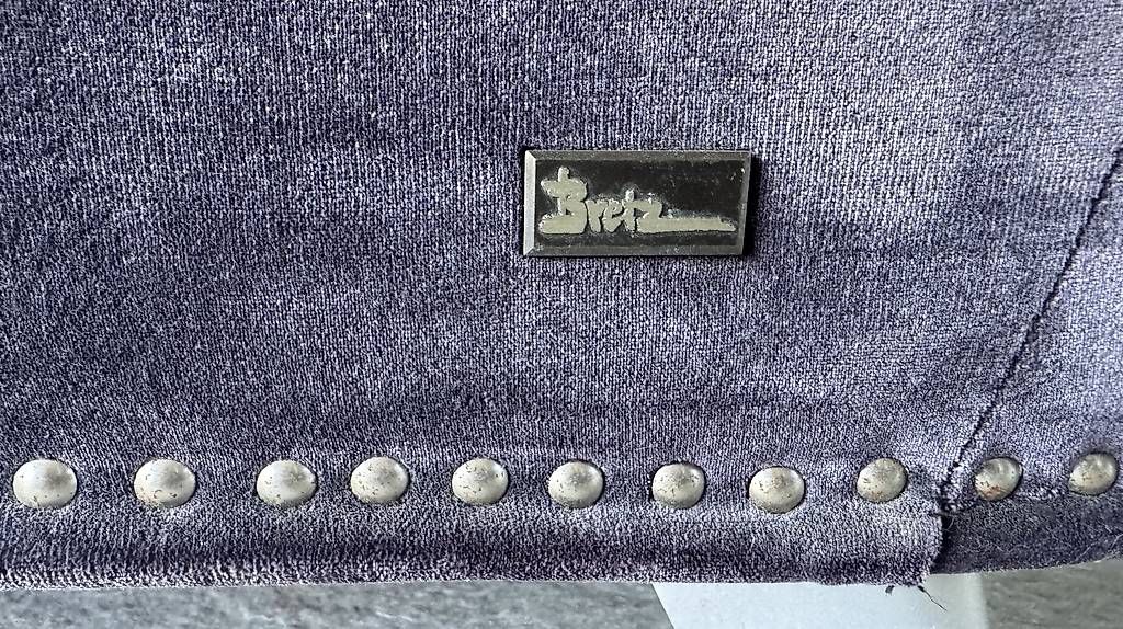 Bretz Divani: Bretz Gaudi Ottomane Sofa – Usato da Hagendorn venduto da Hewit 1
