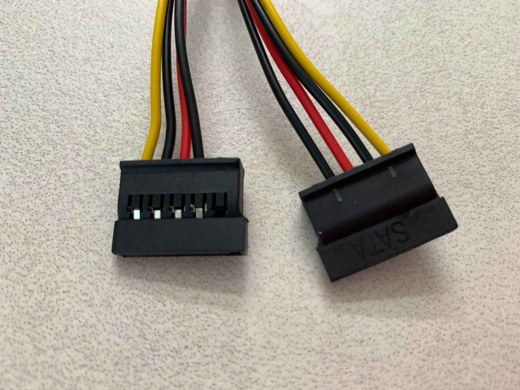 Laufwerke & Adapter: Molex IDE 4 pin zu 2 x SATA 2 Serial HDD Power Adapter – Neu und originalverpackt aus Aarburg von 2..0 3