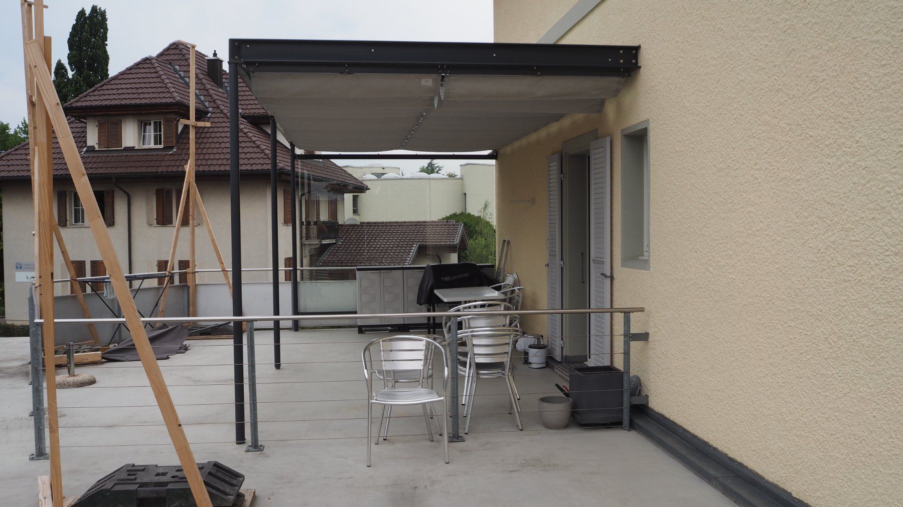 Unterstände: Sitzplatzüberdachung Glas/Metall mit Sonnen- und Windschutz – Gebraucht aus Ostermundigen von brechi3072 4