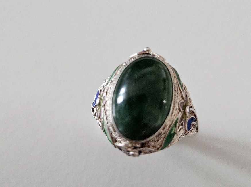 Ringe: Silberring mit grünem Edelstein und Emaille, Gr. 57 – Defekt aus Urdorf von Colina 1