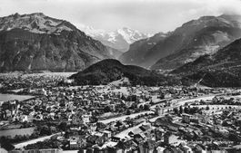 Interlaken (BE) Stadtpanorama mit Eiger Mönch Jungfrau
