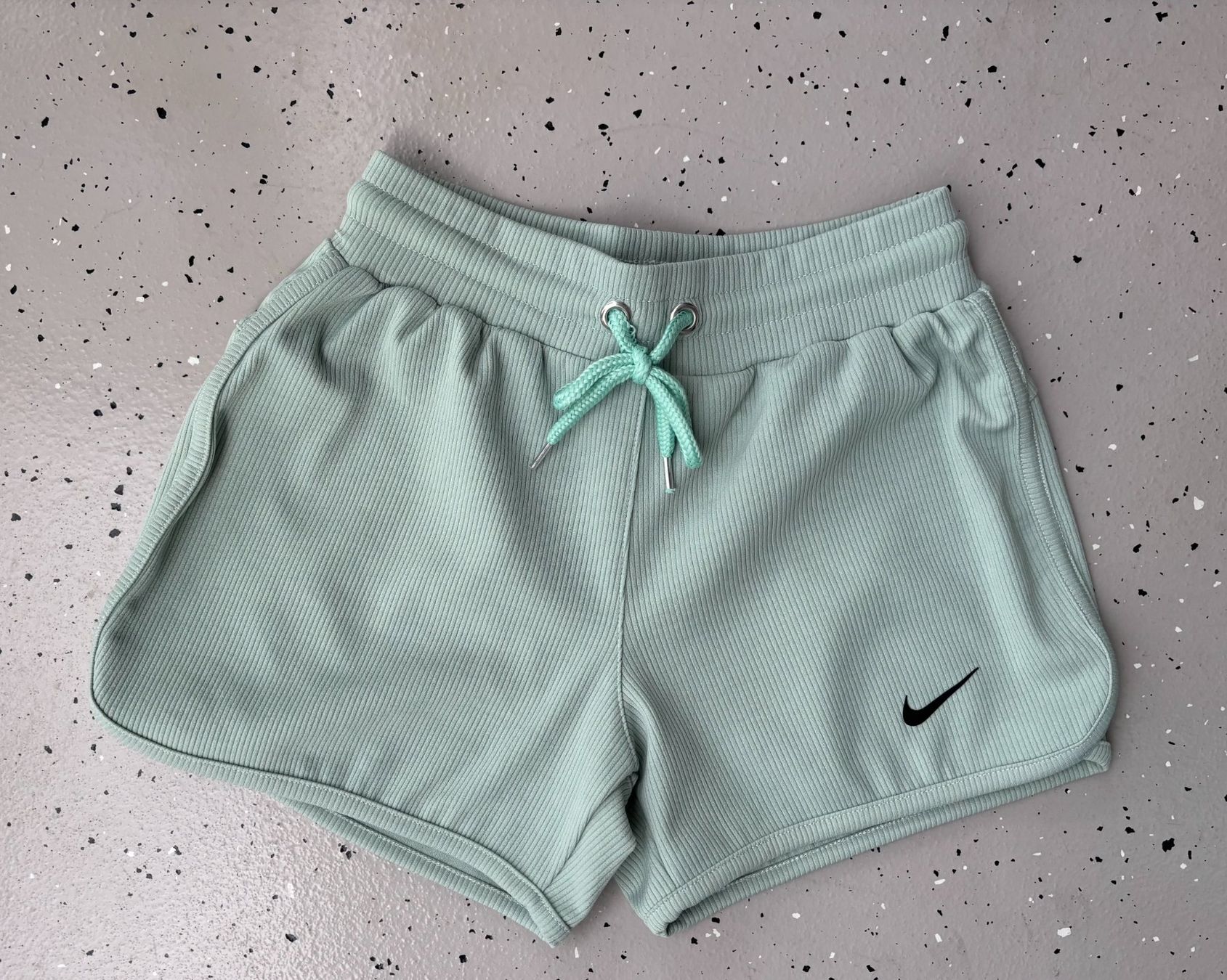 Nike Pantaloni: NIKE Shorts – Nuovo (secondo la descrizione) da Ostermundigen venduto da palmen70