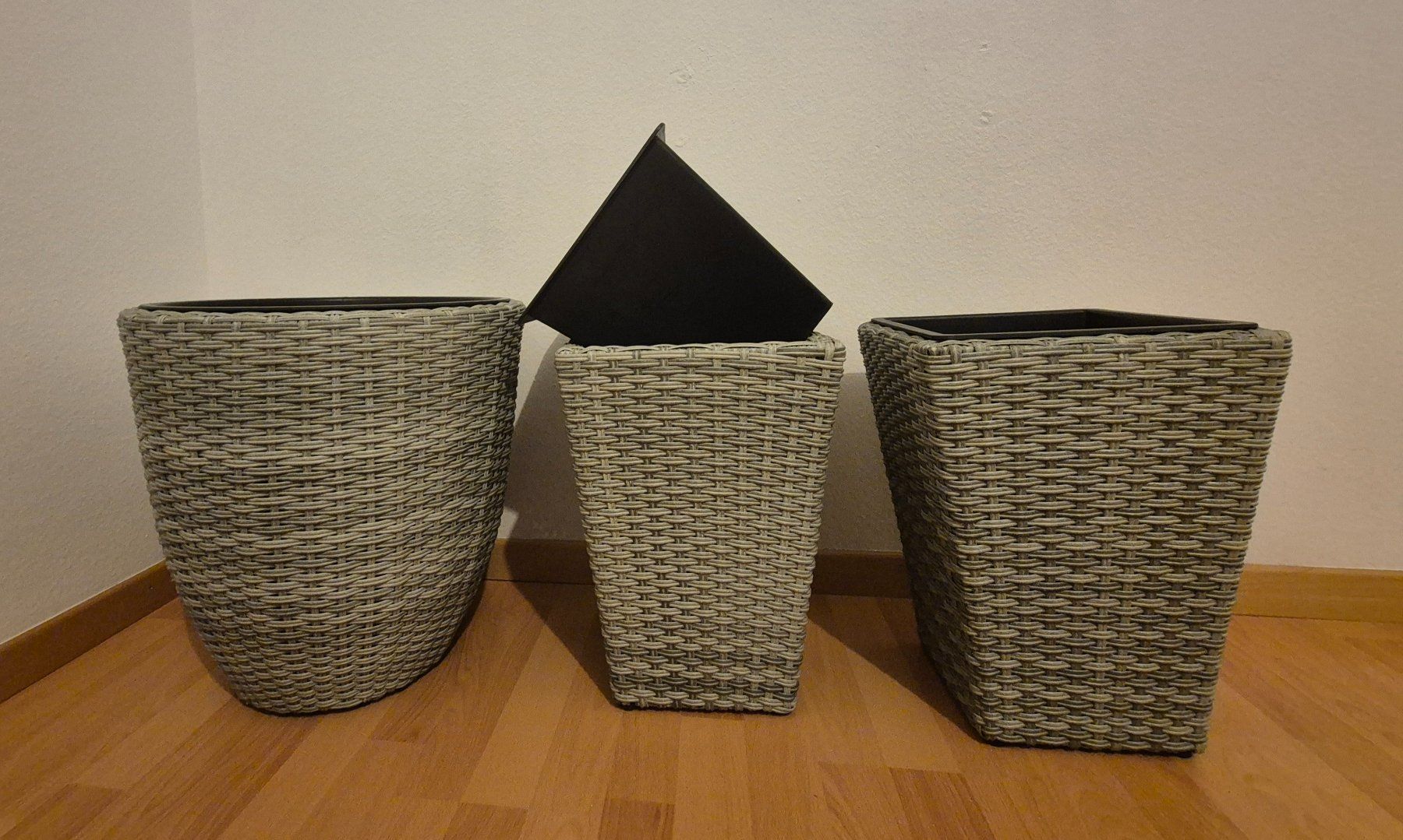 Vasi per fiori: 3 Pflanzentöpfe Rattan Optik – Usato da Mellingen venduto da Loewe2006 1