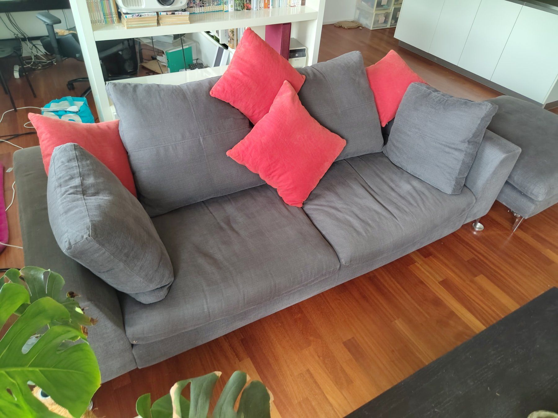 Sofas: Grey Sofa with ottoman and red pillows – Gebraucht aus Dübendorf von Bob_in_Zurich 1