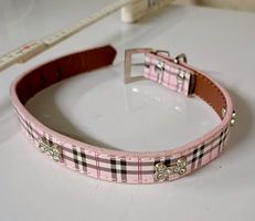 Rosa Hunde Halsband. Knochenmotiv mit Strasssteinen