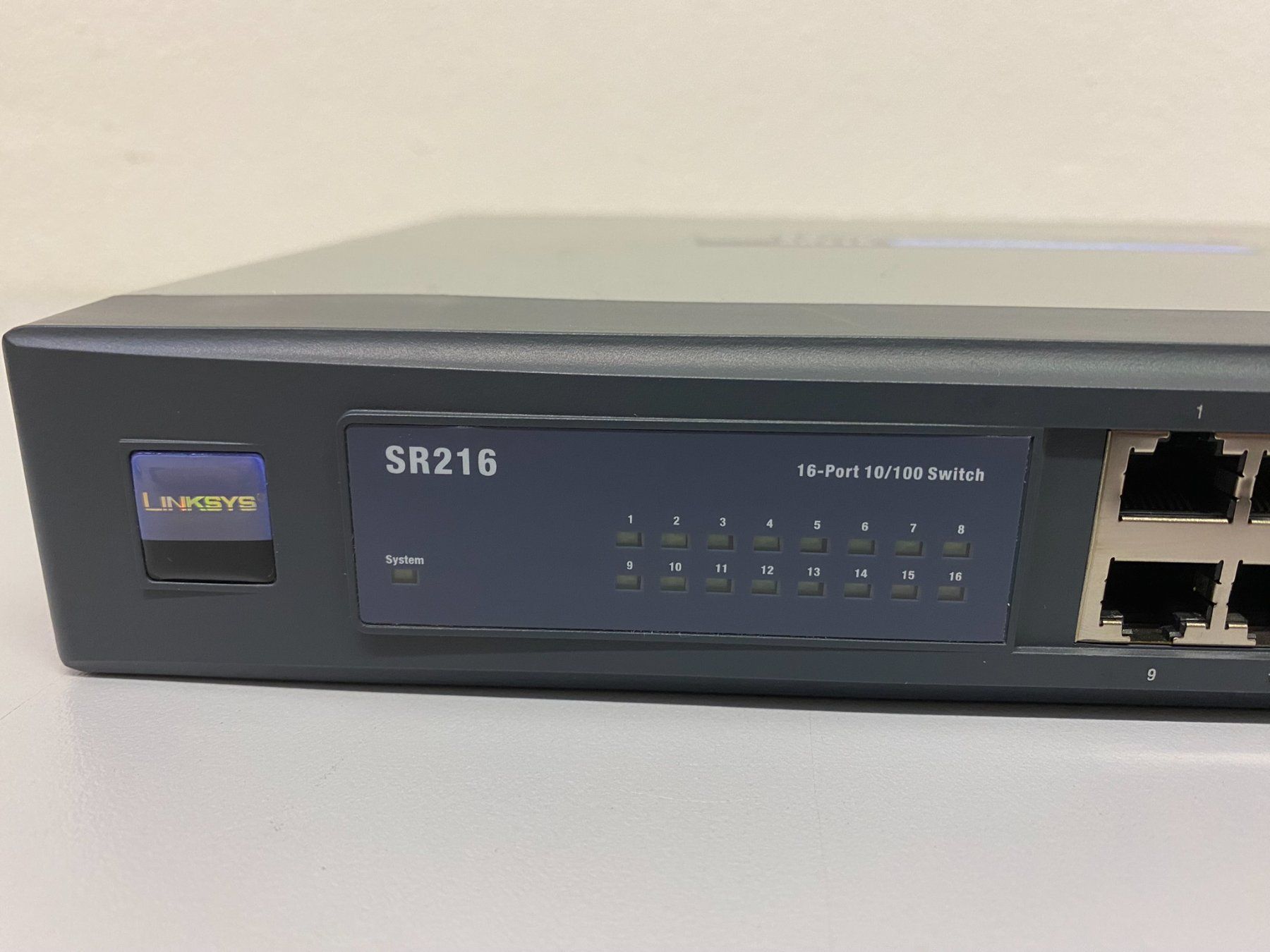 Hub & Switch: Linksys SR216 16-Port 10/100 Switch – Usato da Hochdorf venduto da av-electronics 1