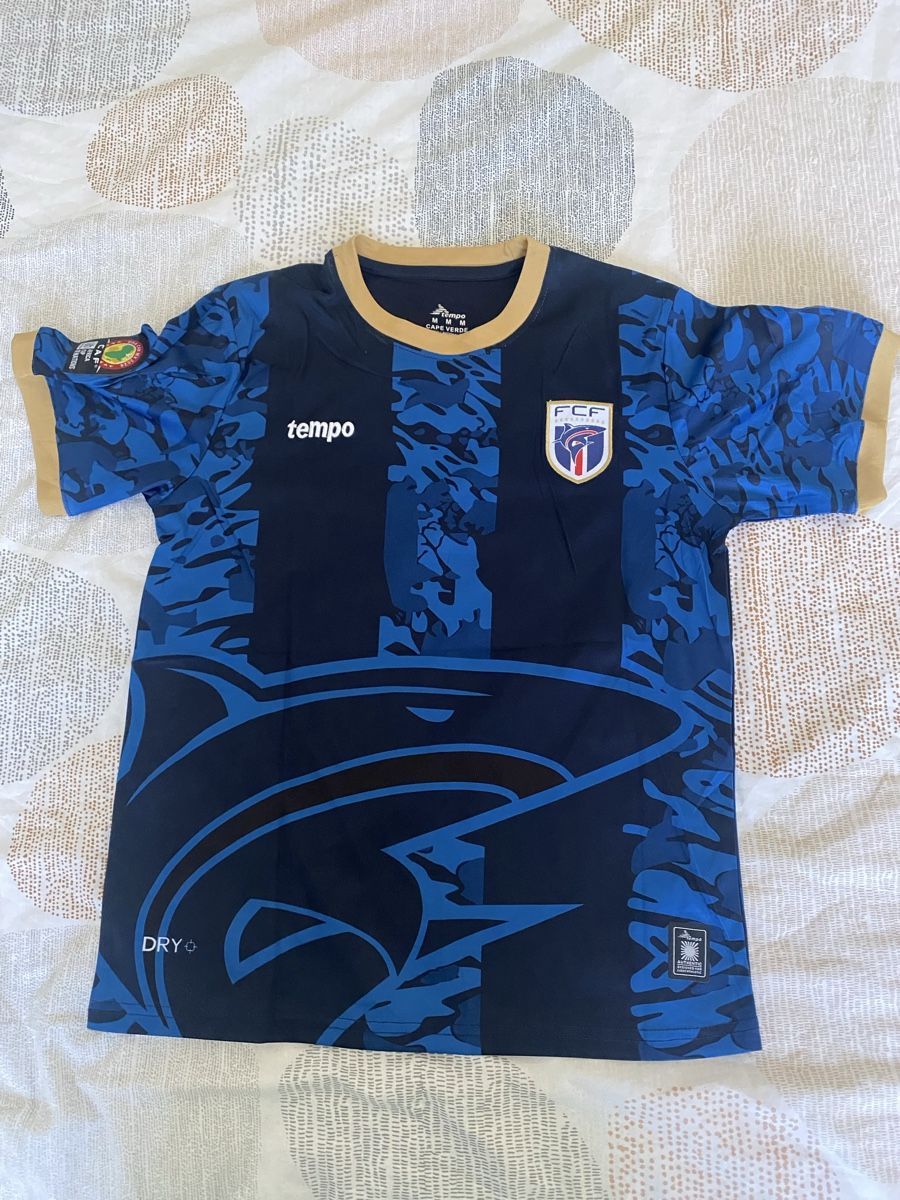 Canottiere & Pantaloni: Maillot foot Cabo Verde - taille M – Nuovo e nell'imballaggio originale da Delémont venduto da Emi-98 1