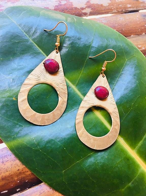 Orecchini pendenti & Orecchini a lobo: Messing Ohrhänger mit roter Glasperle - boho- gipsy- ethnic – Usato da Oberwil b. Zug venduto da Temuera