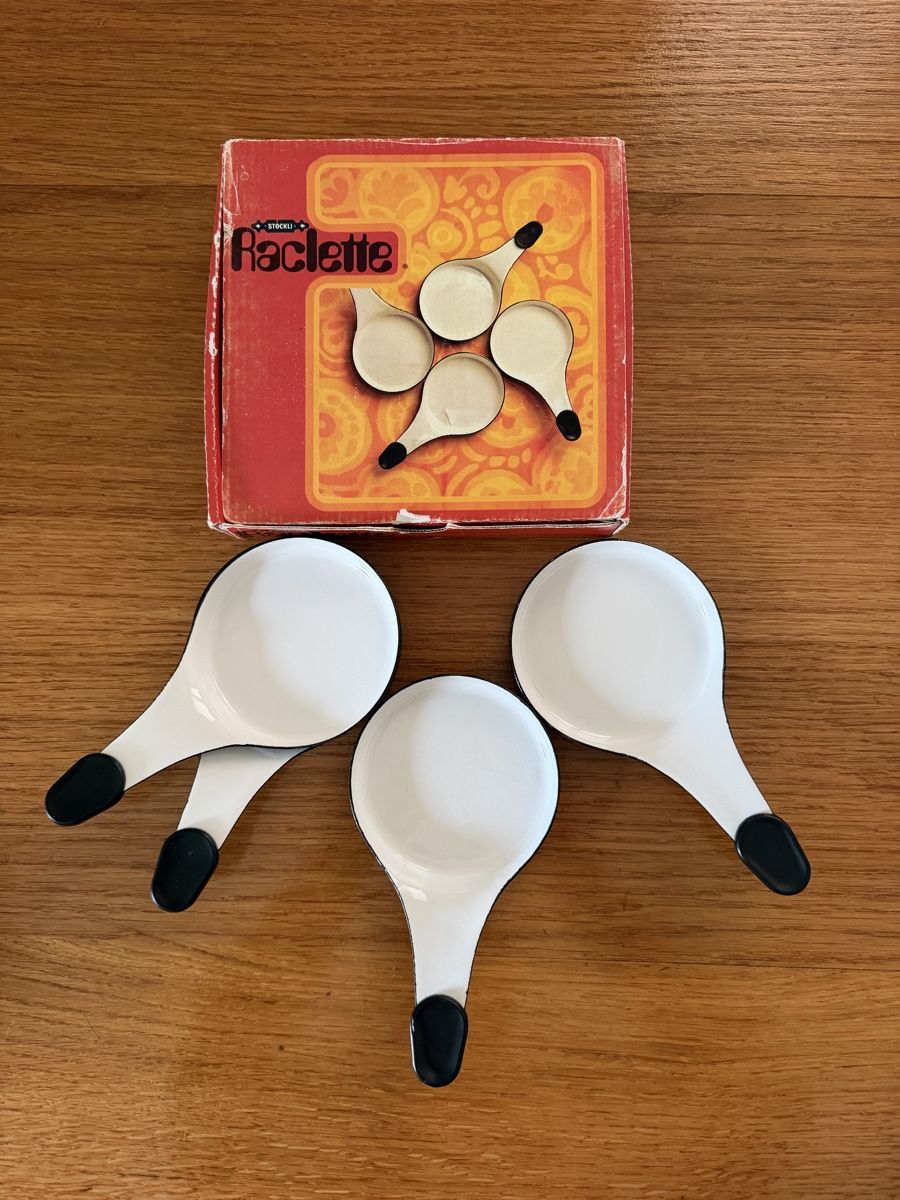 Stöckli Elettrodomestici da cucina: Stöckli Raclette Pfännchen Set 4 Stück  – Usato da Allschwil venduto da ErgoSum 1