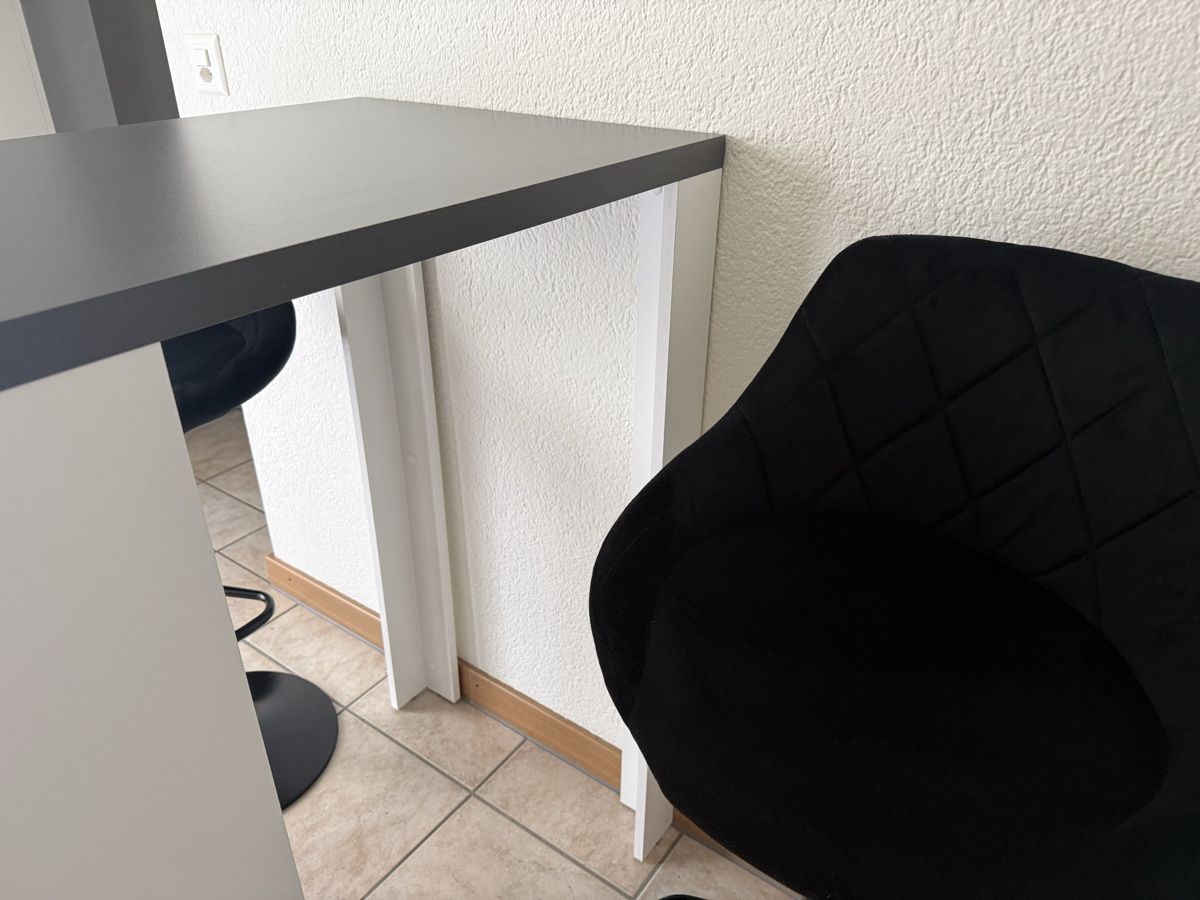 Tavoli: Bartisch mit Barhocker, Top Zustand, muss abgeholt werden – Nuovo (secondo la descrizione) da Ibach venduto da sab_gqg7 4