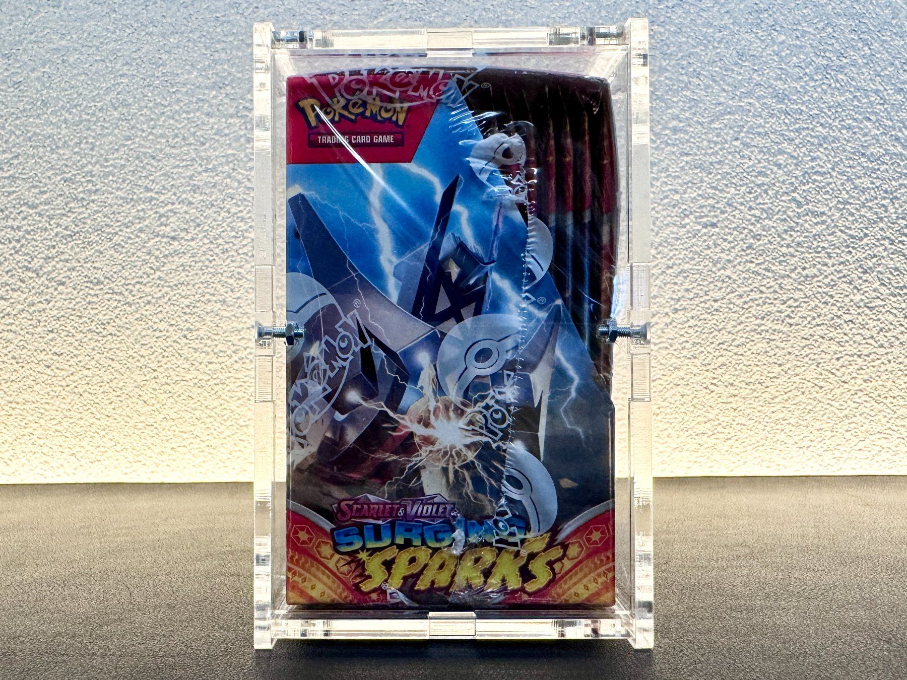 Pokémon Carte collezionabili: Pokémon Surging Sparks Display EN OVP + Acrylbox – Nuovo e nell'imballaggio originale da Schlatt TG venduto da catch_up 4