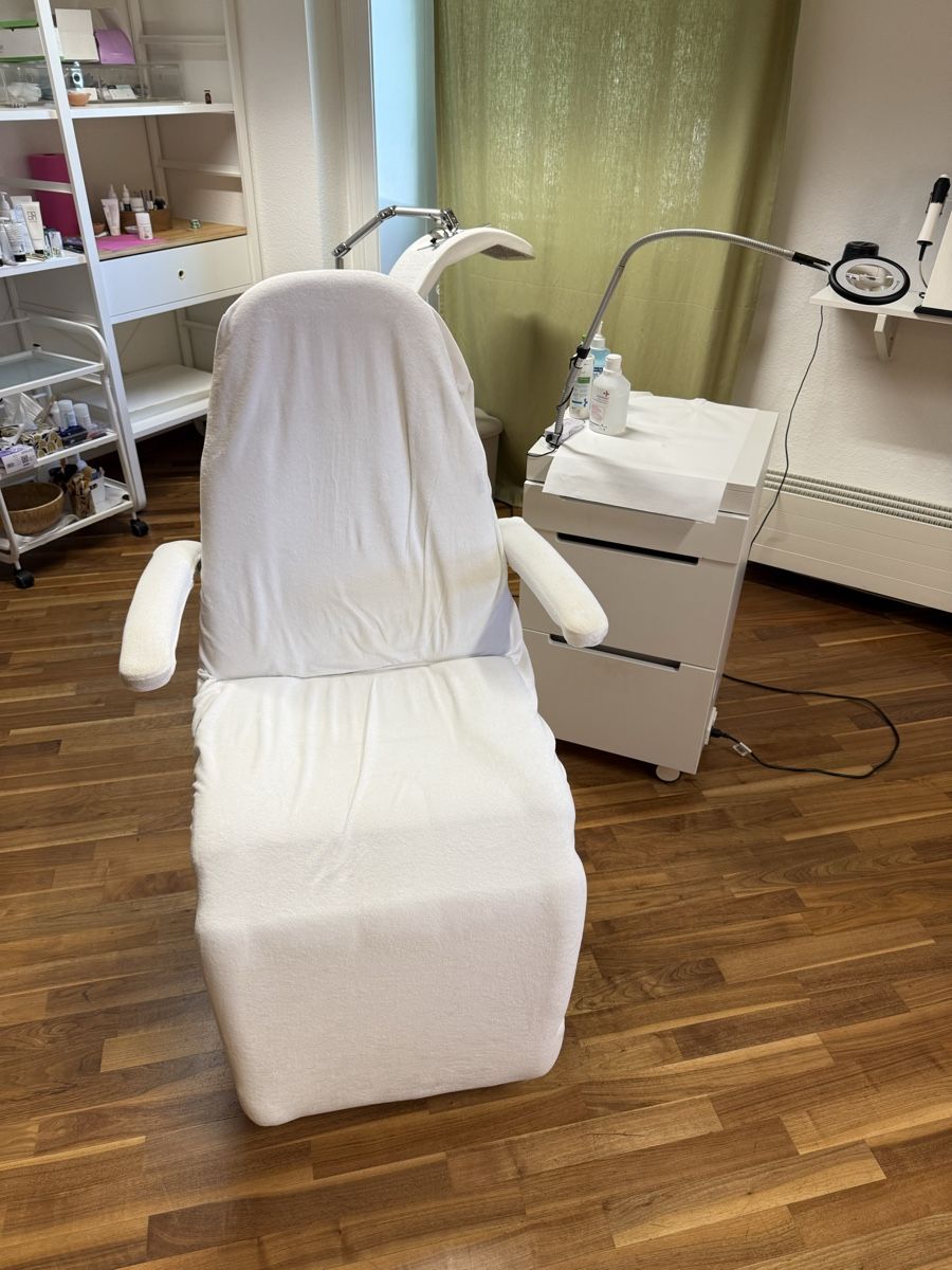 Lettini & sedie per cosmetici: Kosmetikliege und Kosmetik Boy – Usato da Adligenswil venduto da Criolla25