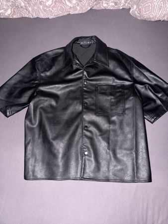 Zara Hemd Jacke in Leder Optik, Schwarz, Kurzarm, Top!