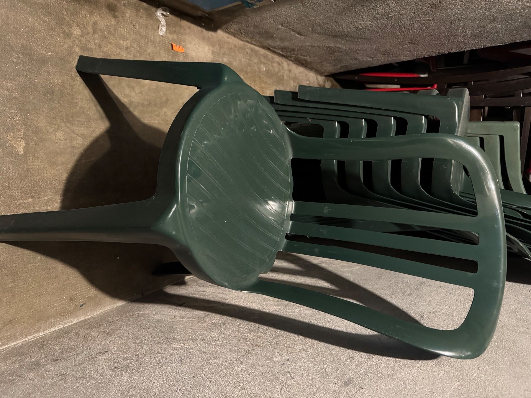 Chaises: chaise verte 5 chf pièce – D'occasion à Carouge GE par Arty02