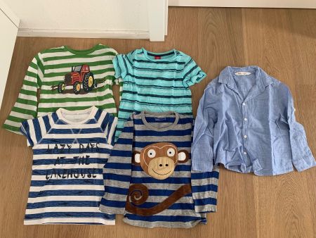 Kleiderpaket 3 T-Shirts/2 Pullis Gr. 104/110 für Jungen