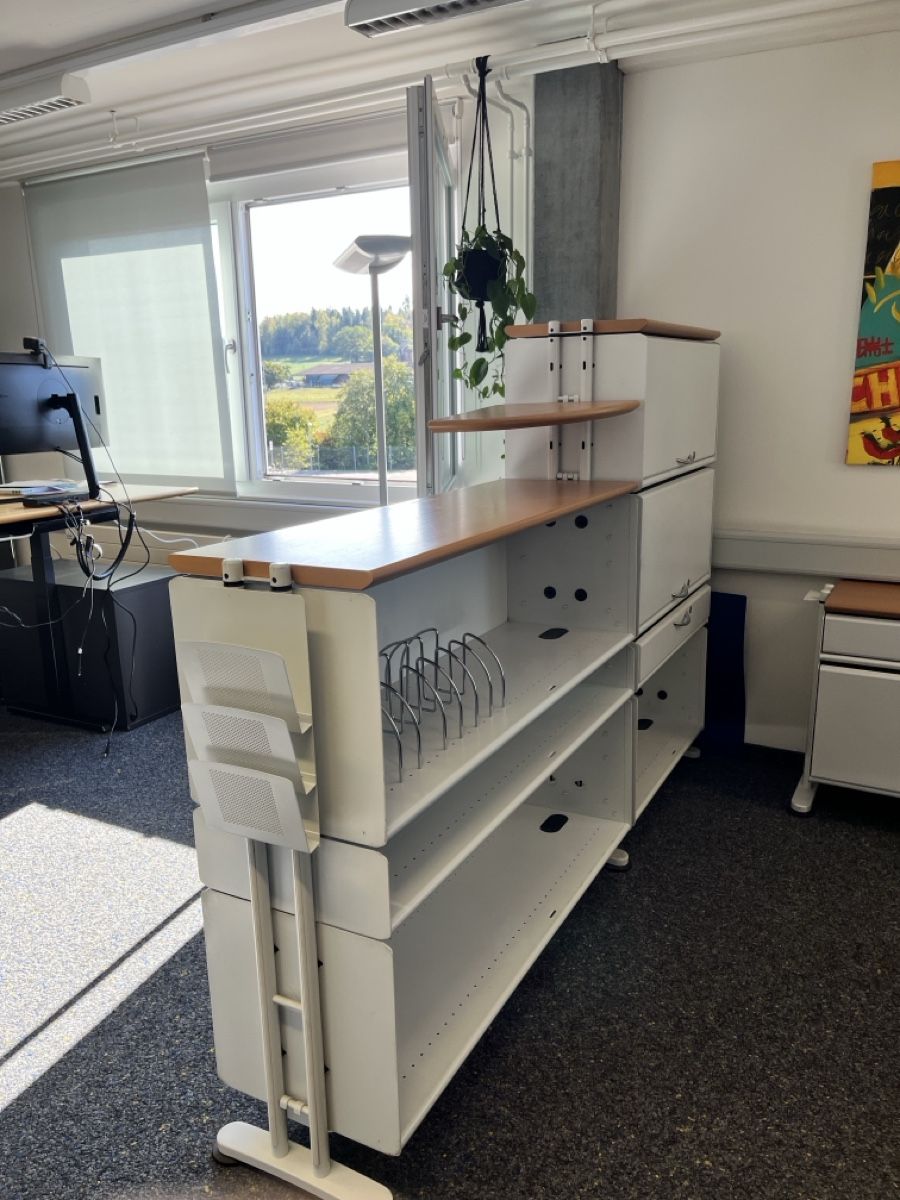 Regale: Büroregal weiss mit Ablageflächen – Gebraucht aus Bassersdorf von van.03