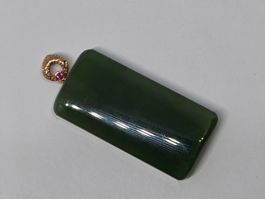 Zauberhafter Jade Anhänger mit 750 Goldöse Roségold