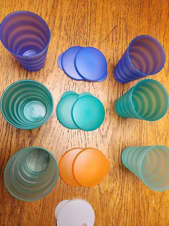 Tupperware Contenitori & Simili: Tupperware Becher 6 Stk. -mit 7 Deckeln – Usato da Gstaad venduto da Meiel2020 2