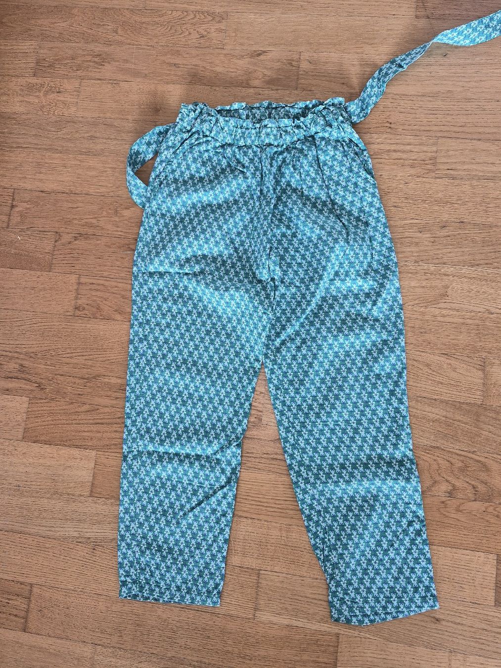 Lotti & Set di vestiti: Diverse Mädchenkleider Grössen 140-152 – Usato da Uster venduto da Lothar1 2