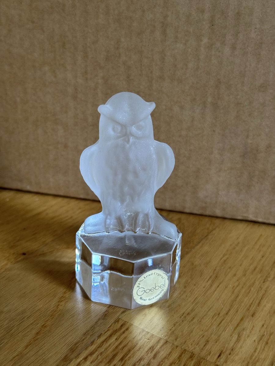 Statuette: Goebel Kristallfigur Eule auf Sockel – Nuovo (secondo la descrizione) da Zürich venduto da wtpooh