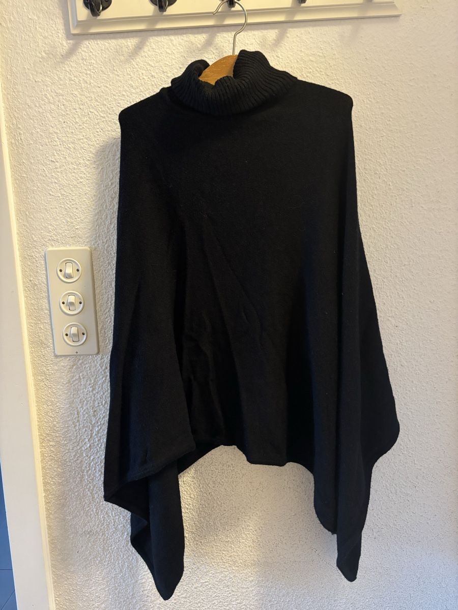 Maglioni & Felpe: Poncho – Usato da Zürich venduto da Cindarel