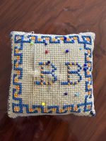 Handgemachtes Nadelkissen mit Kreuzstichen und Monogramm BB