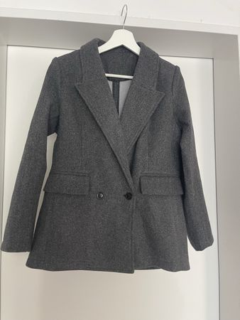 Grauer Blazer mit Doppelknopfleiste — Grösse s/m
