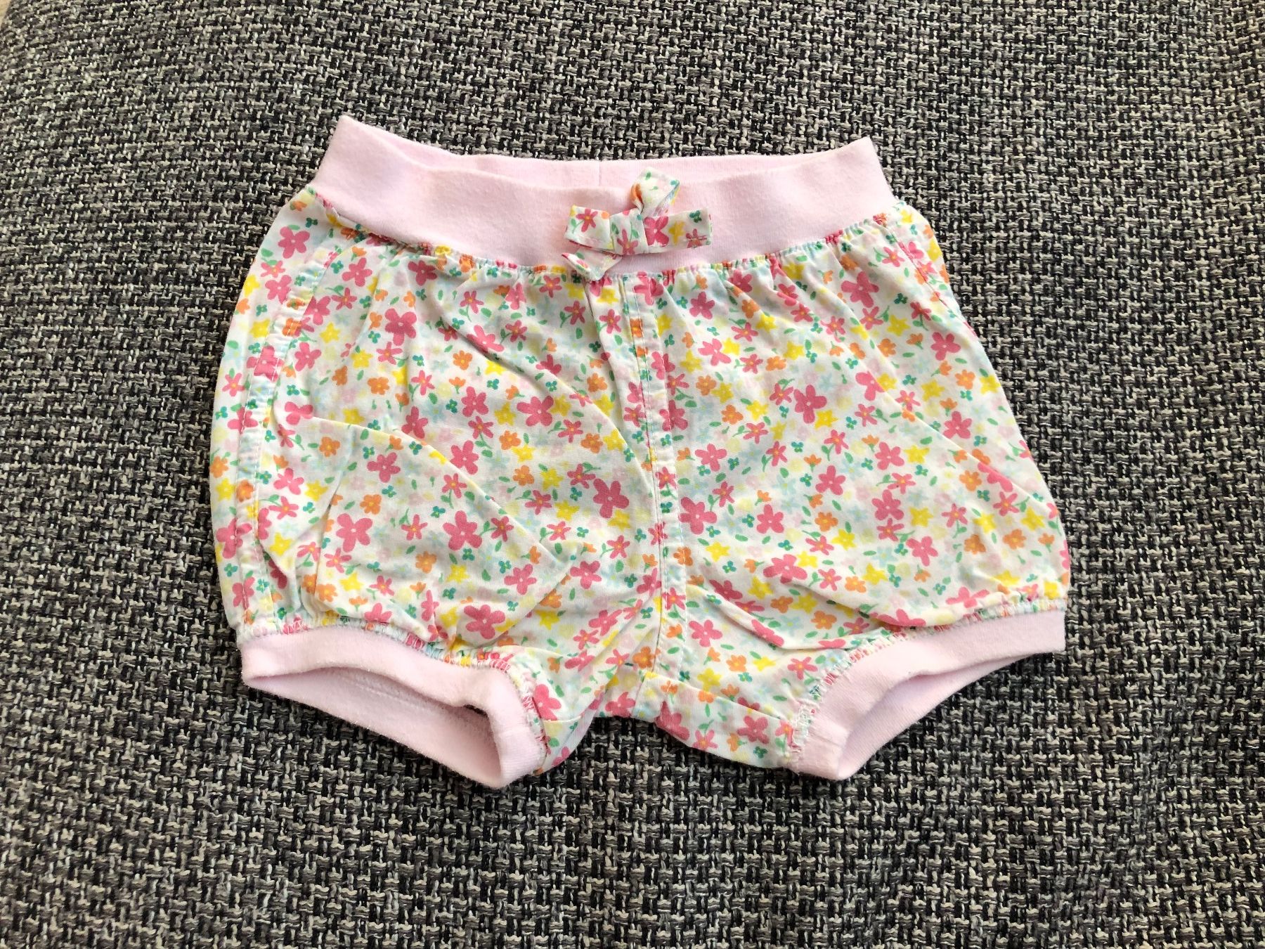 Pantaloni: Baby Shorts mit Blümchen – Nuovo (secondo la descrizione) da Langnau am Albis venduto da snla_scc9