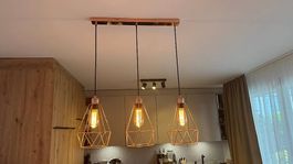 Stilvolle Hängelampe mit drei LED-Glühbirnen