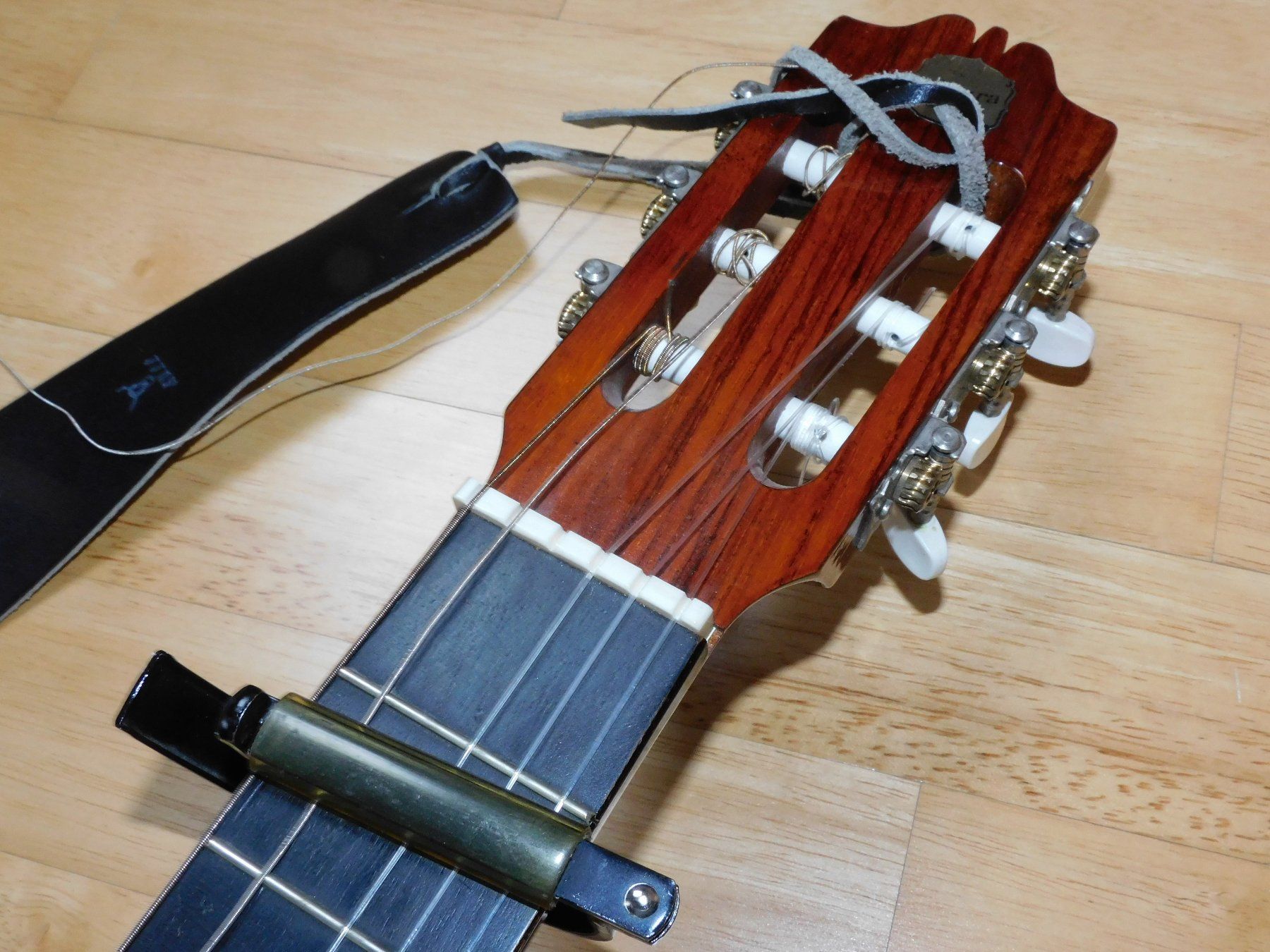 Strumenti musicali: Gitarre klassiche Gitarre mit Ledercase  1 meter – Usato da Sursee venduto da 76 3