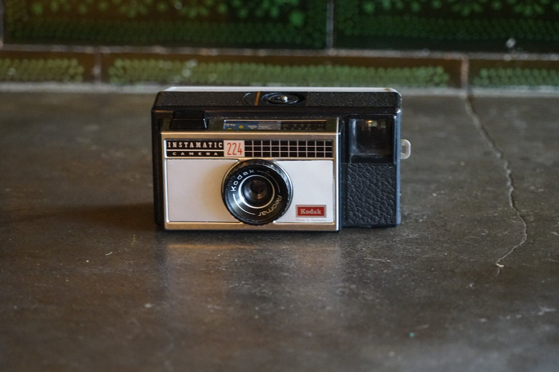 Fotocamera: Fotokamera Kodak Instatmatic Camera 224 – Usato da Hinwil venduto da Antikfischer