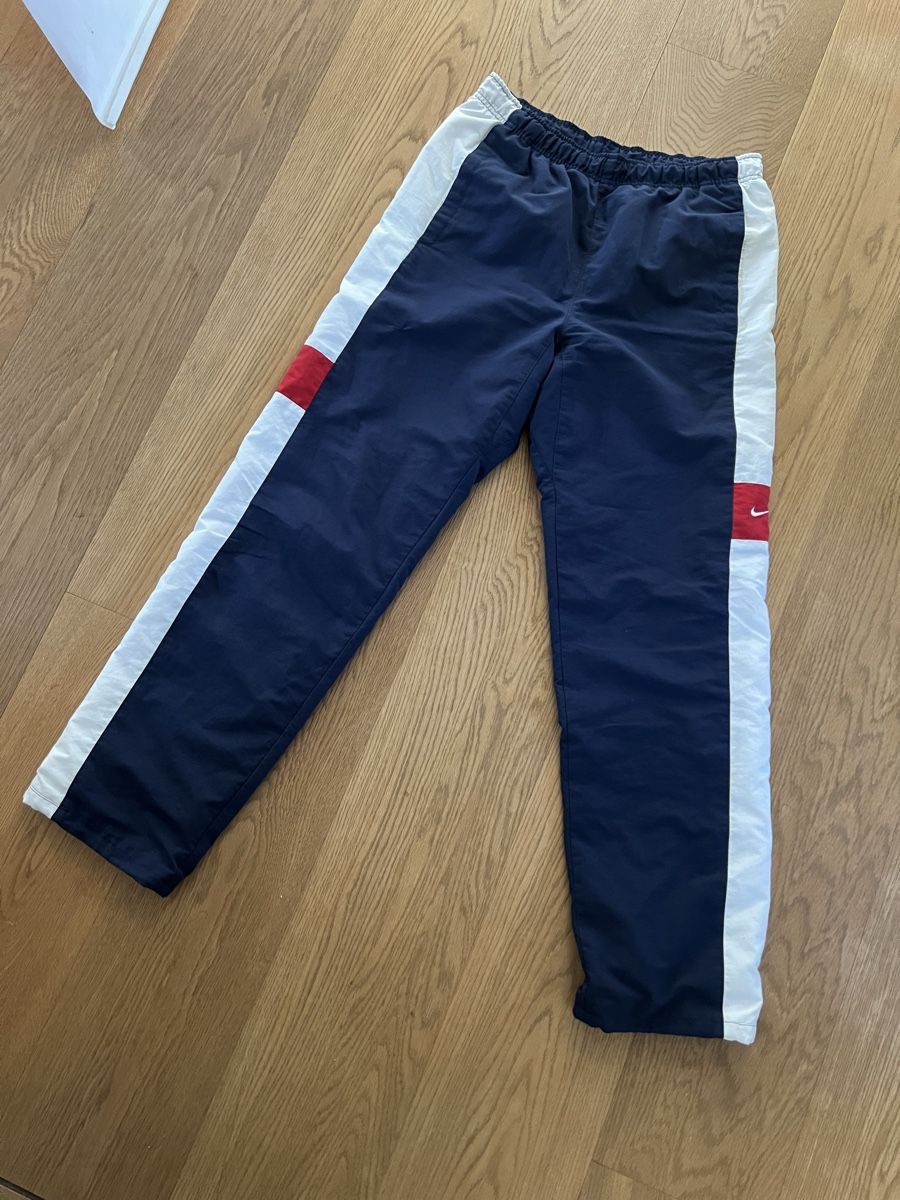 Nike Pantaloni: Nike Trainingshose / Jogginghose Vintage 90er – Usato da Basel venduto da Oloir