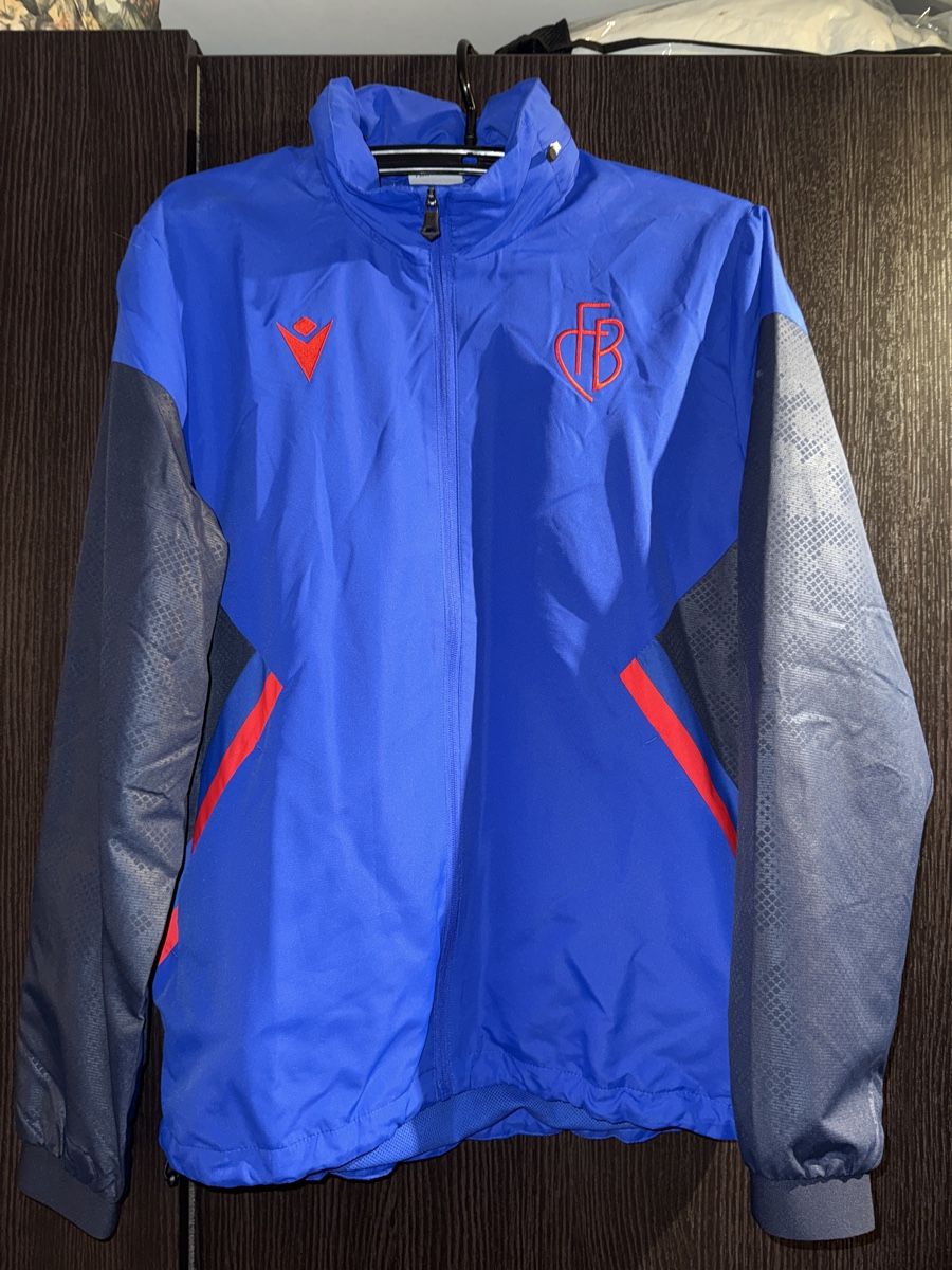 Giacche: FC Basel Jacke Macron, Grösse M, neu, wasserfest – Nuovo e nell'imballaggio originale da Dornach venduto da iansitoo
