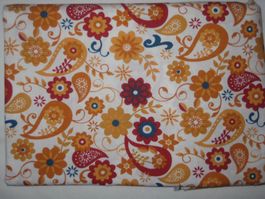 Baumwollstoff weiss m. terracotta/ocker/roten Paisley/Blüten