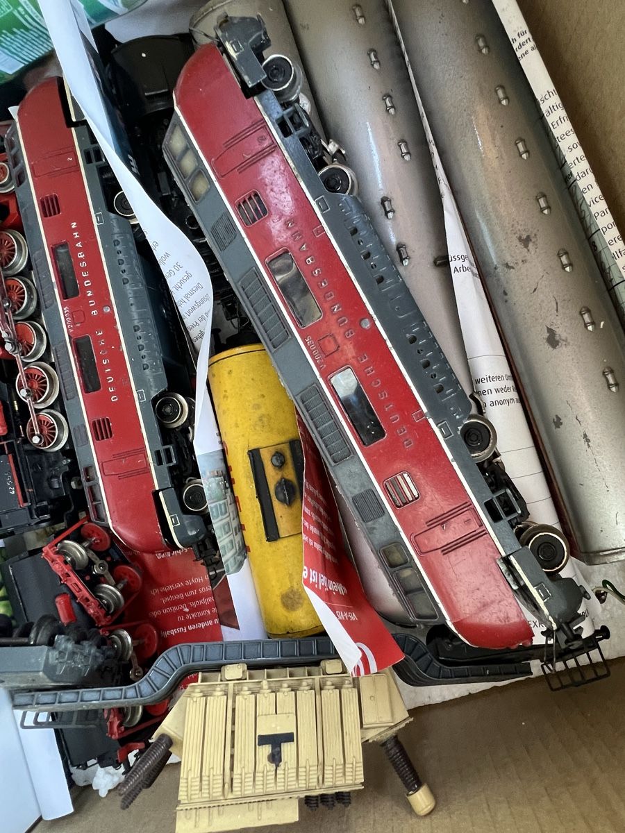 Modellini di ferrovie: Kiste voller Eisenbahnwagen  – Usato da Dittingen venduto da Bellevista 8