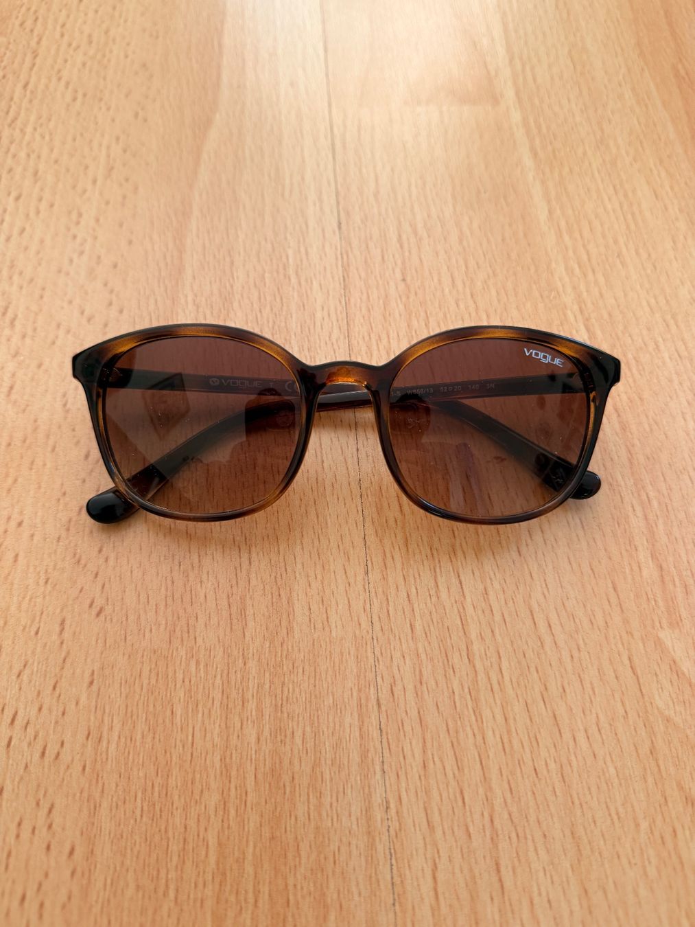Vogue Brillen & Gläser: Vogue Sonnenbrillen – Gebraucht aus Luzern von Nat.B