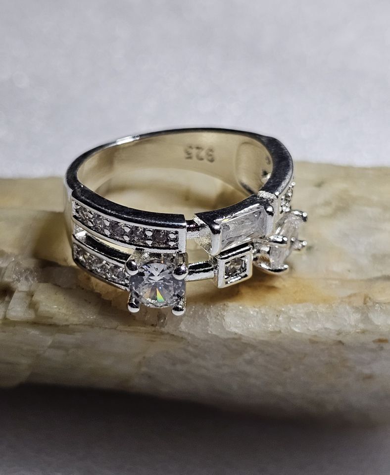 Anelli: Eleganter Ring mit Zirkonia, 925 versilbert, Gr. 8 – Nuovo (secondo la descrizione) da Grenchen venduto da maretop