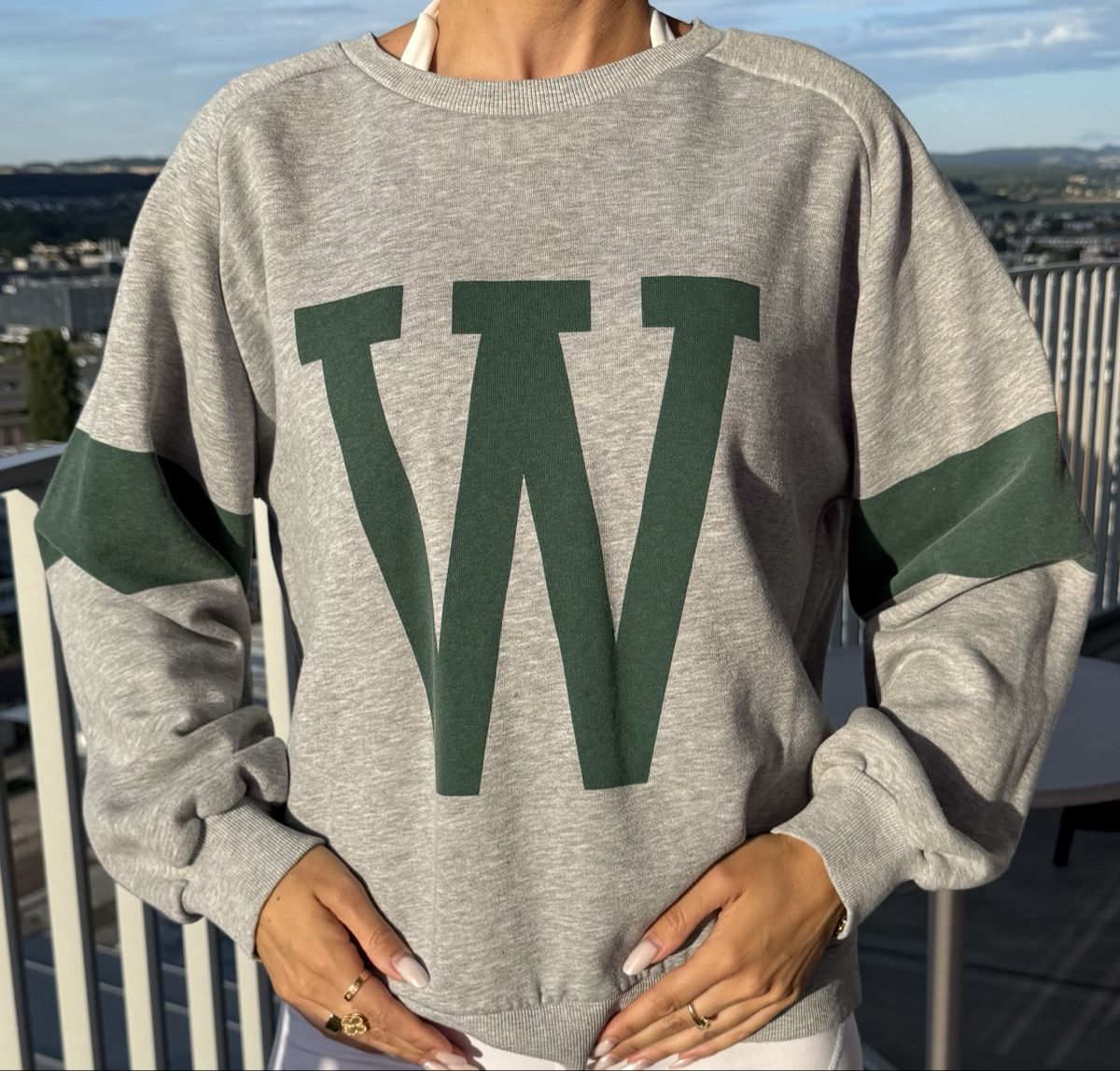 Zara Pullover & Sweatshirts: Cooler Oversized Hoodie "W"-Applikation Gr. M – Gebraucht aus Dübendorf von ReLoved_Fashion_ZH