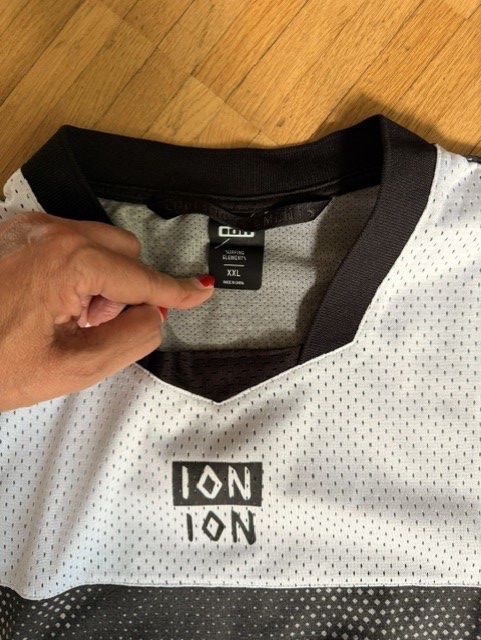 Specialized T-shirt: 3 Specialized Shirts Neu - XXL – Nuovo (secondo la descrizione) da Dübendorf venduto da kerstinbrisbane 7